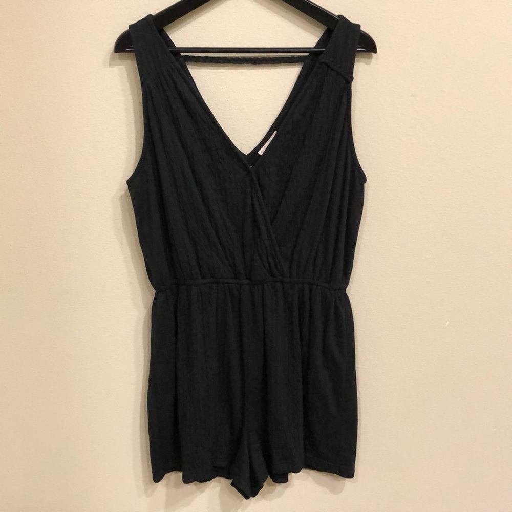 Universal Threads black romper size large